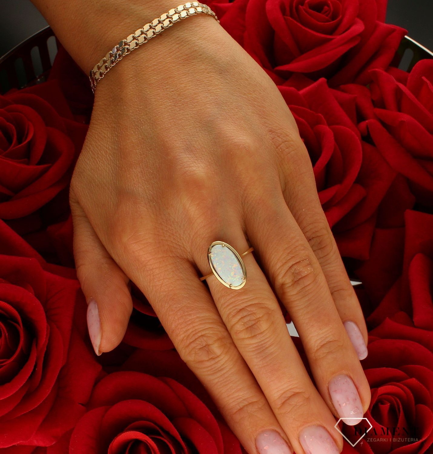 Złoty pierścionek damski 375 duże oczko z opalem rozmiar 16 PI 6523 375. Pierścionek złoty z białym kamieniem opalem. Złota biżuteria na prezent. Pierścionki złote na prezent. Pomysł na prezent dla kobiety. Złoty pierścionek z.jpg